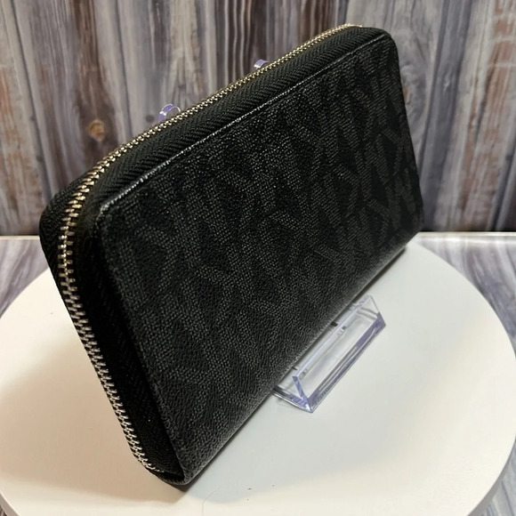 MICHAEL KORS WRISTLET ZIPPY WALLET. - Picture 9 of 16